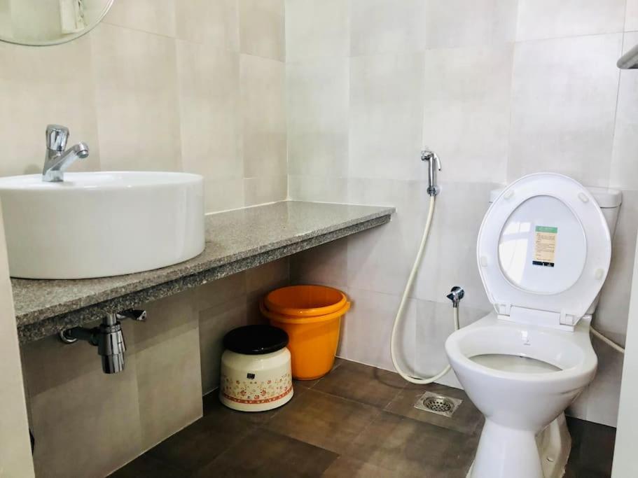 Lovely 2-Bedroom Sea View Serviced Apartment Dabolim Goa Buitenkant foto